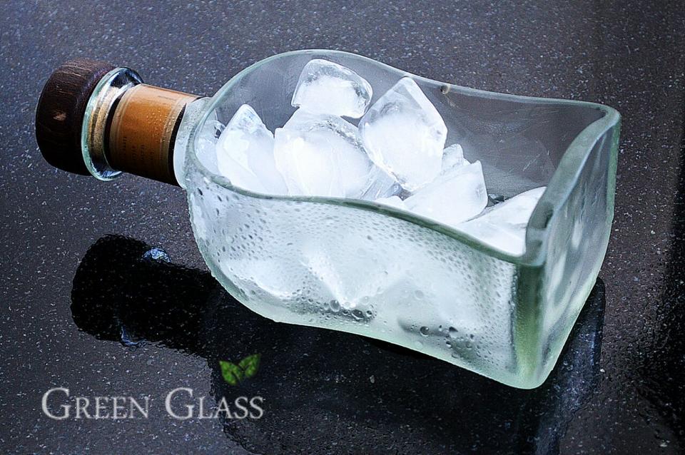 Ampolles de vidre tallades al llarg gelera