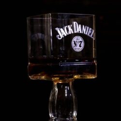 Copa artesanal con botella de Jack Daniels