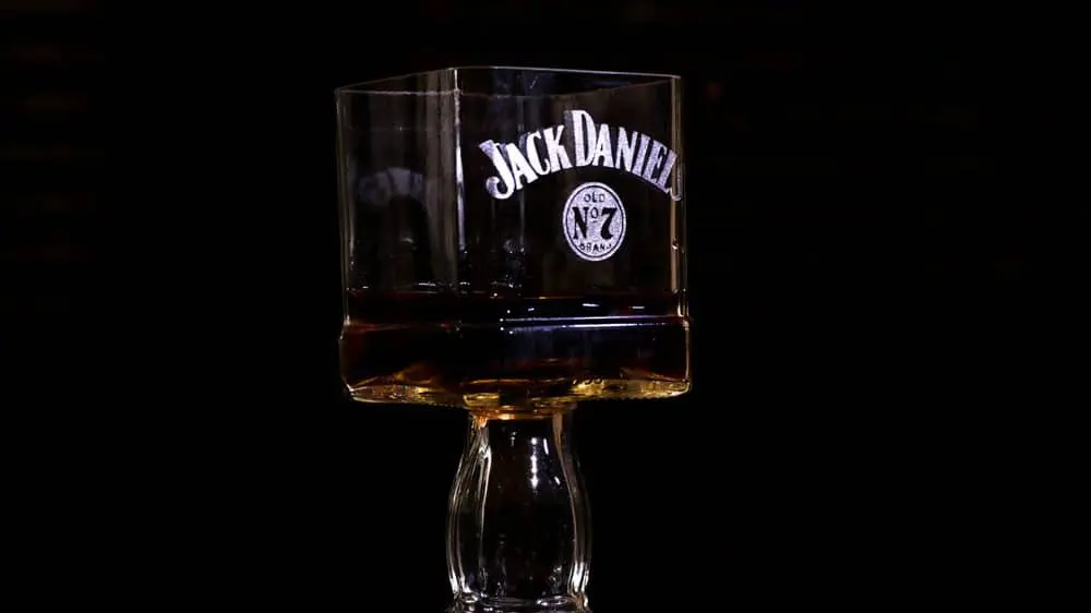 जैक डेनियल की बोतल के साथ आर्टिसन ग्लास