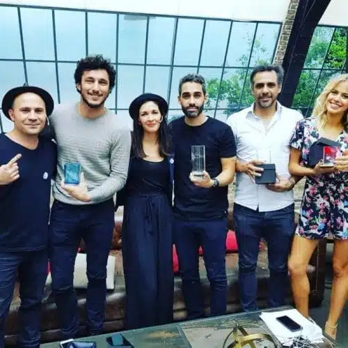 Green Glass en TV Con amigos así