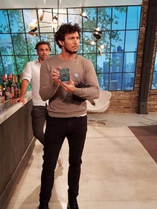 Pico Mónaco junto a Lanchi de Green Glass en Canal KZO, validando el acabado Brillo Diamante en televisión nacional.