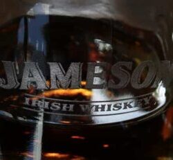 Vaso de whisky Jameson