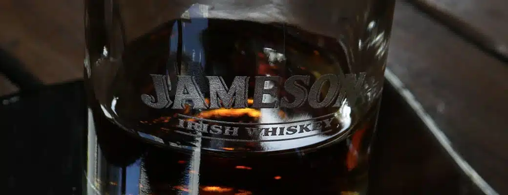 Vaso de whisky Jameson