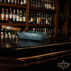 Habanero y cenicero artesanal con botella de whisky Johnnie Walker Blue Label