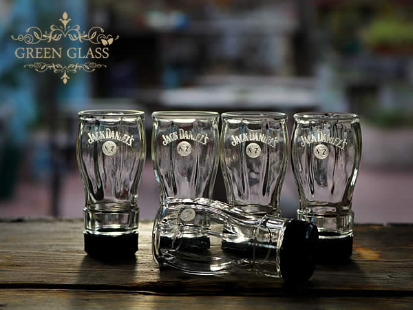 Shots de lujo fabricados a partir de picos de botellas Jack Daniel's, servicio de corte y pulido de precisión en Green Glass Argentina, Palermo Hollywood.