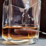 Vasos de whisky modernos y giratorios