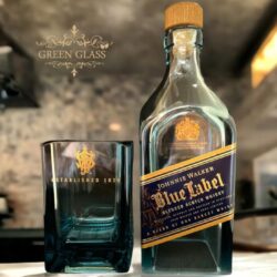 Vaso de whisky de botella johnnie Walker azul por Green Glass