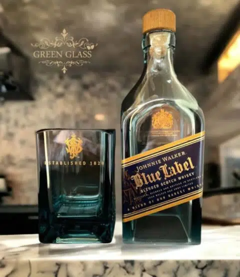 زجاجة ويسكي زجاجية باللون الأزرق جوني ووكر من جرين جلاس