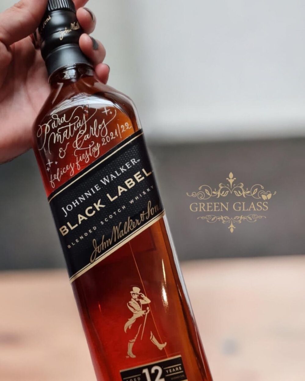 Botella de whisky Johnnie Walker Black Label con grabado en vidrio personalizado, una obra de arte exclusiva de la artista Eli Moreno.