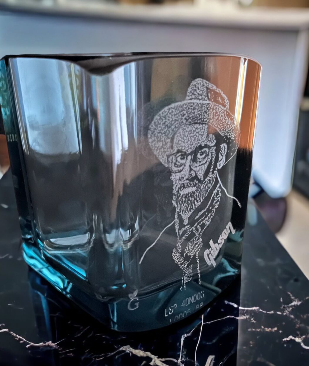 Cesar Gueikian Ceo de Gibson Guitars con su vaso Green Glass personalizado