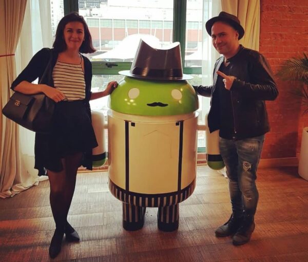 Eli y Lanchi llevando los vasos reciclados a Google