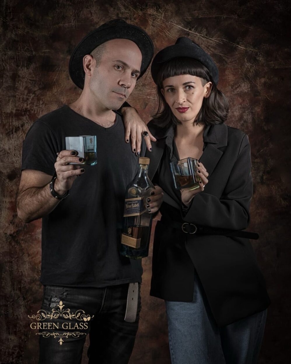 Lanchi y Eli Moreno con el vaso tributo a César Gueikian CEO de Gibson Guitars
