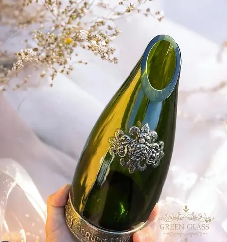 Inspiradoras ideas de diseño con botellas de vidrio recicladas, exhibiendo una botella de espumante Viuda Negra creada por Green Glass.