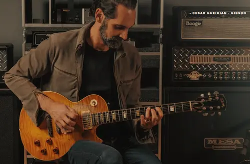César Gueikian y una guitarra Gibson