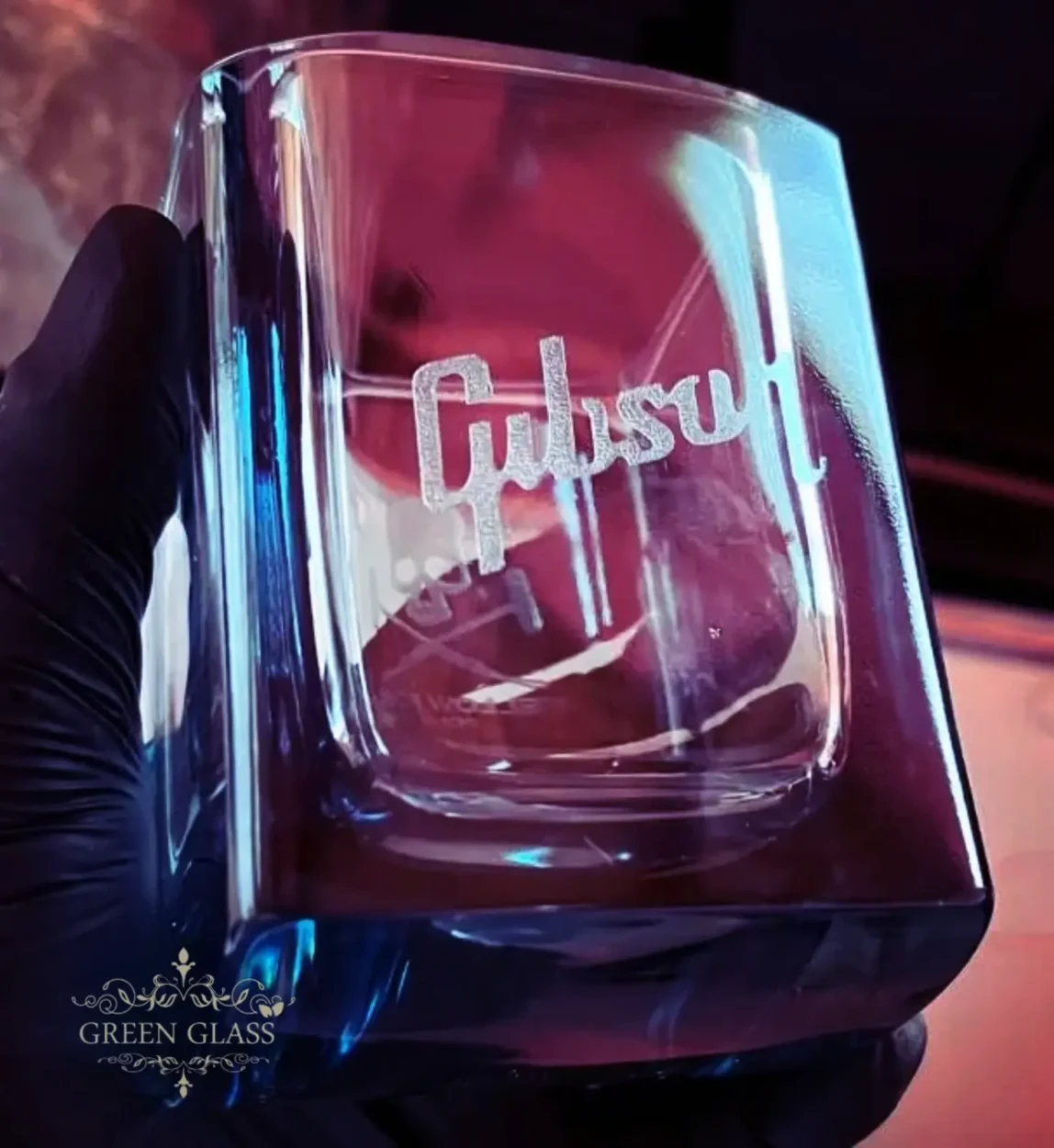 Vaso reciclado edición Green Galss de una botella Johnnie Walker Blue Label por el artista Lanchi para GIBSON GUITARS.