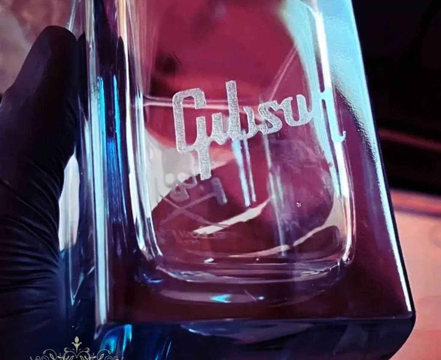 Vaso reciclado edición Green Glass de una botella Johnnie Walker Blue Label por el artista Lanchi para GIBSON GUITARS.