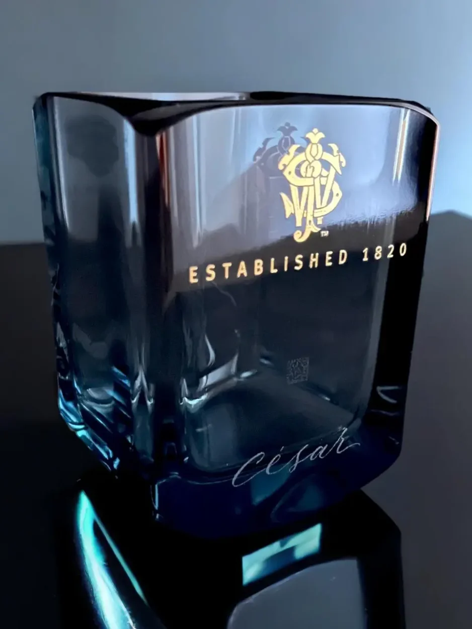 Vaso reciclado artesanalmente por el artsita Lanchi y personalizado a mano con grabado en vidrio por la artista Eli Moreno de Green Glass para César Gueikian