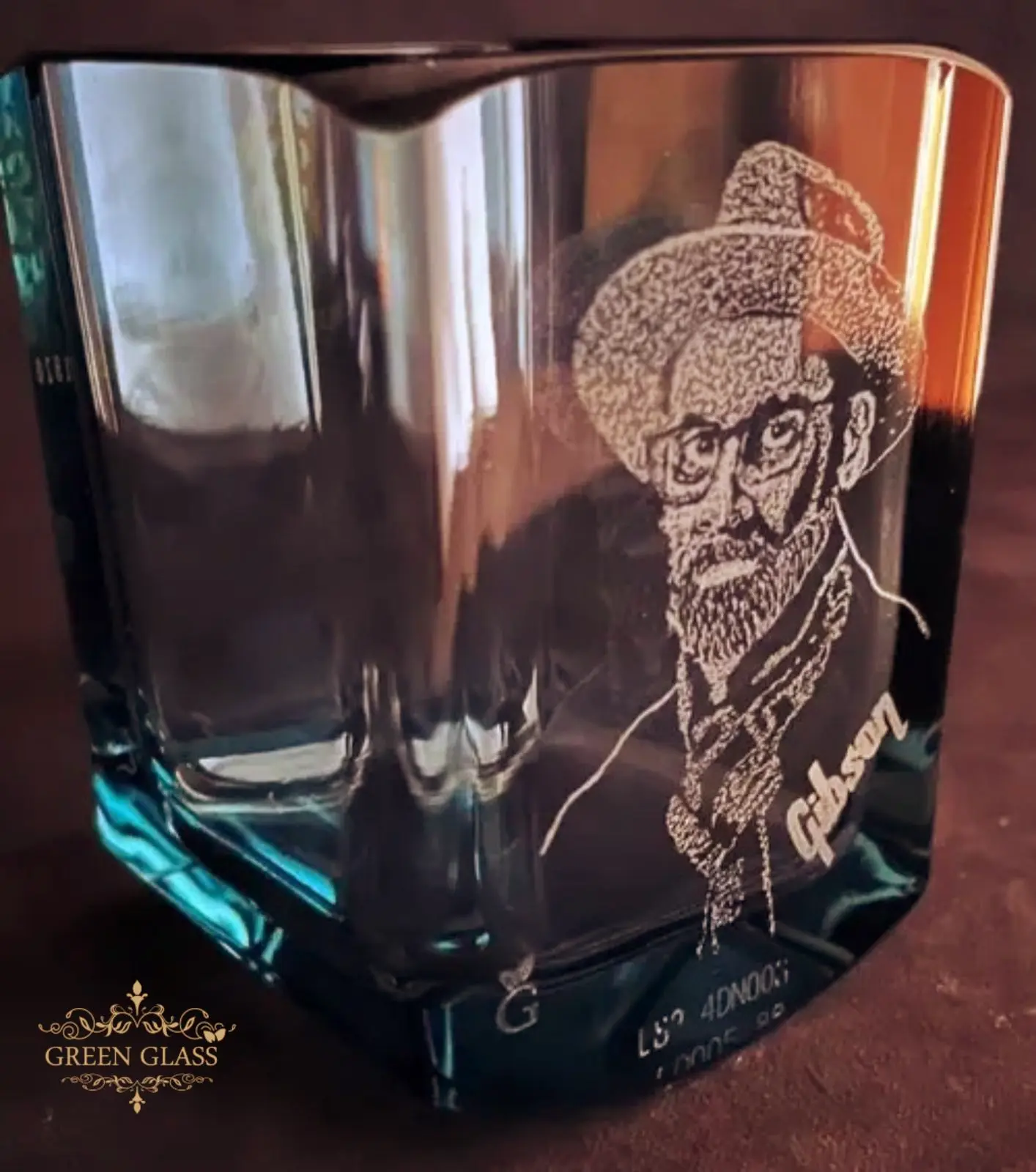 Vaso de whisky Johnnie Walker Blue label regalo personalizado de los artista Lanchi y Eli Moreno al CEO de Gibson Guitars césar Gueikian