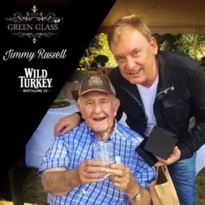 Miguel Reigoza entregando el vaso Green Glass a la leyenda Jimmy Russell en la destilería Wild Turkey.