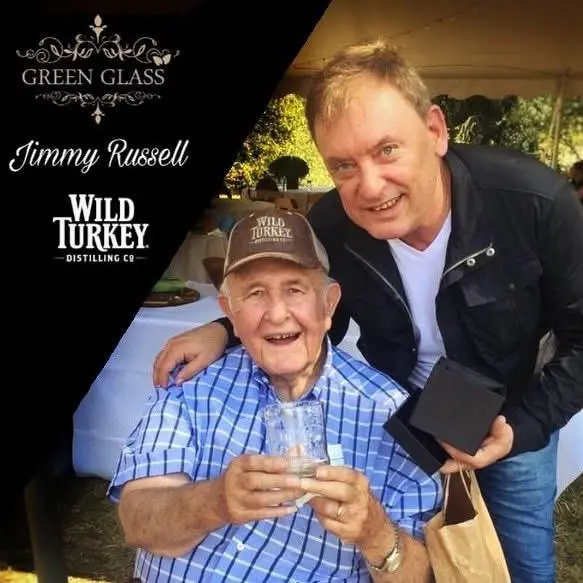 Miguel Reigoza entregando el vaso Green Glass a la leyenda Jimmy Russell en la destilería Wild Turkey.