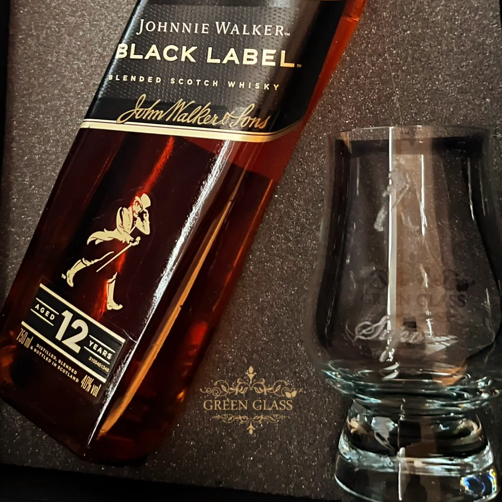 Copa de whisky personalizada con botella de whisky grabada en el vidrio