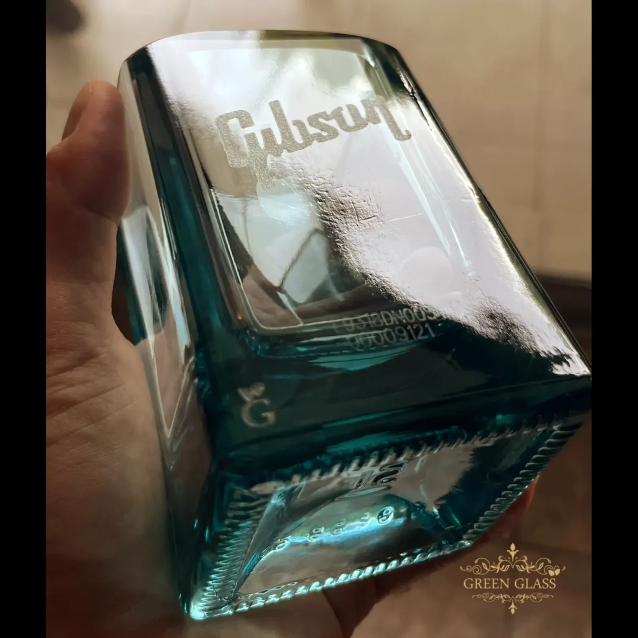 Vaso artesanal de Johnnie Walker Blue Label con grabado personalizado de logo Gibson.