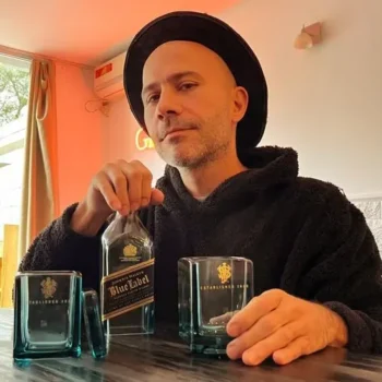 Lanchi, artista de Green Glass, presentando vasos de vidrio artesanal creados a partir de botellas recicladas de Johnnie Walker Blue Label.