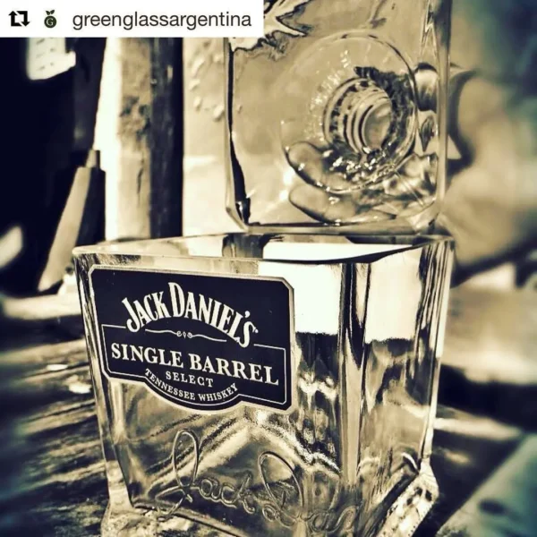 Obra de arte con material reciclado: botella cuadrada de Jack Daniel's Single Barrel transformada en una pieza decorativa de lujo.