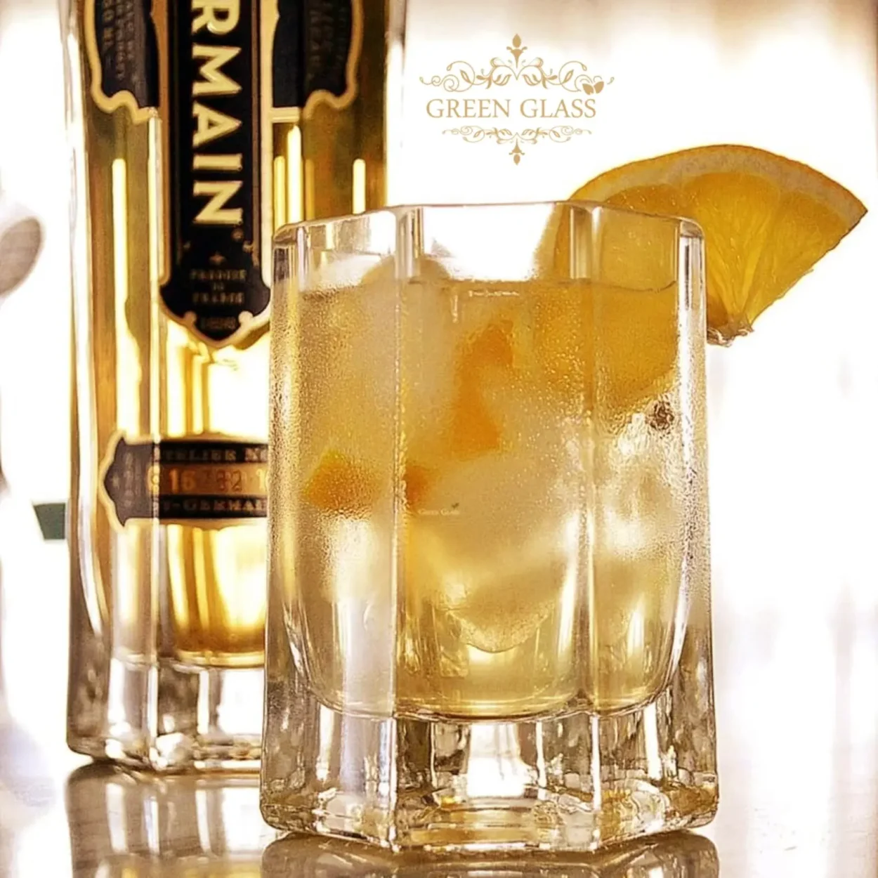 Obra de arte con material reciclado: vaso de licor francés St Germain artesanal, resaltando su icónico fondo de vidrio facetado.