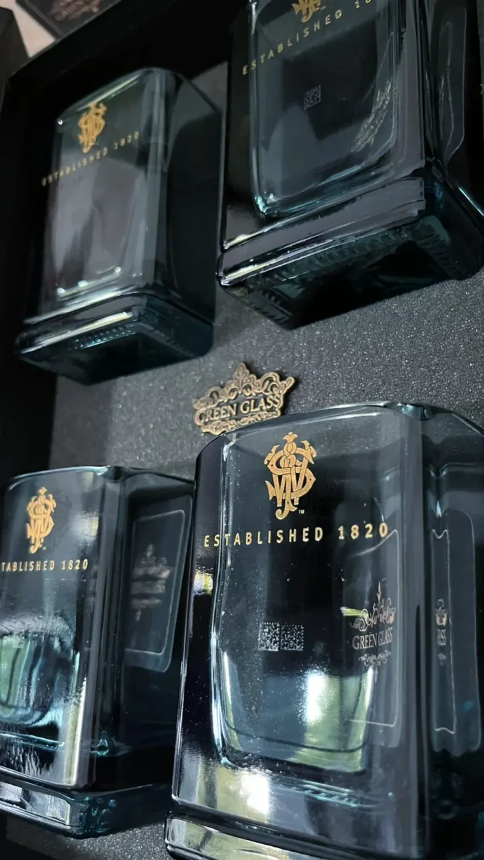 Set premium de 4 vasos de whisky Johnnie Walker personalizados en estuche de lujo con placa artesanal Green Glass.