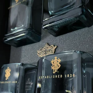 Set premium de 4 vasos de whisky Johnnie Walker personalizados en estuche de lujo con placa artesanal Green Glass.