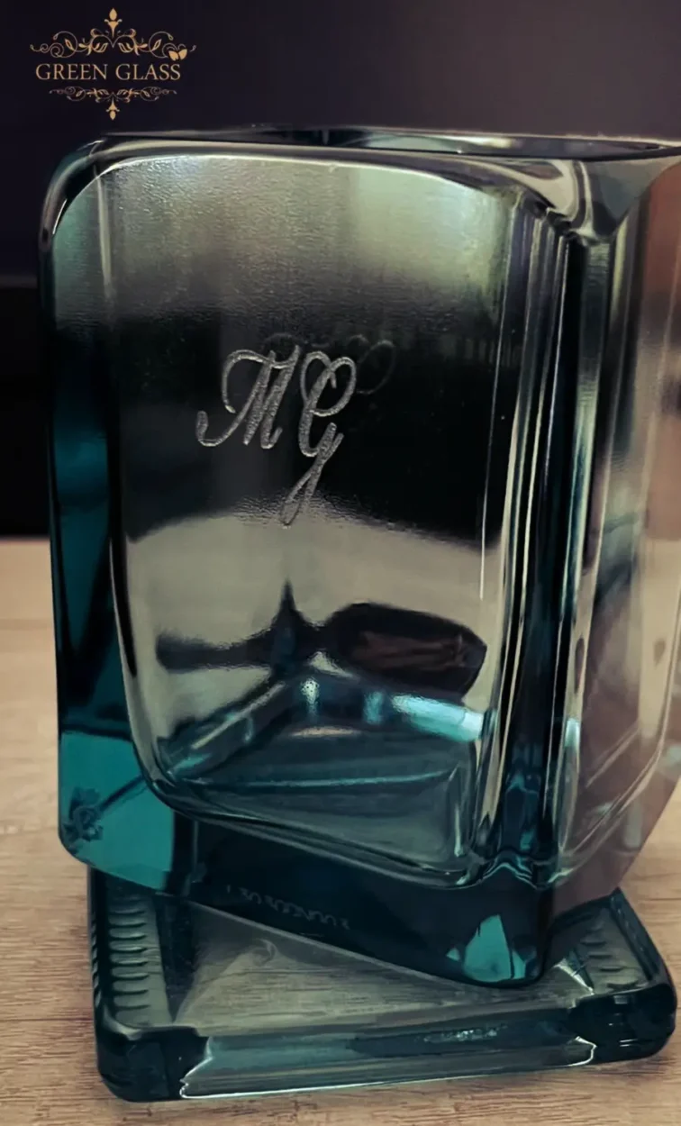 Vaso de whisky Johnnie Walker personalizado con iniciales grabado a mano por Lanchi en Palermo Hollywood.