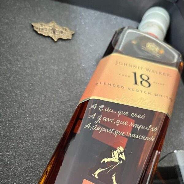 Botella de whisky Johnnie Walker 18 años personalizada para regalo